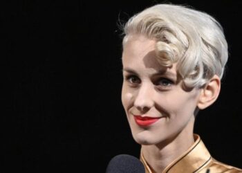 Lisa Eckhart Gewicht: Alles über ihre Körpergröße und Figur