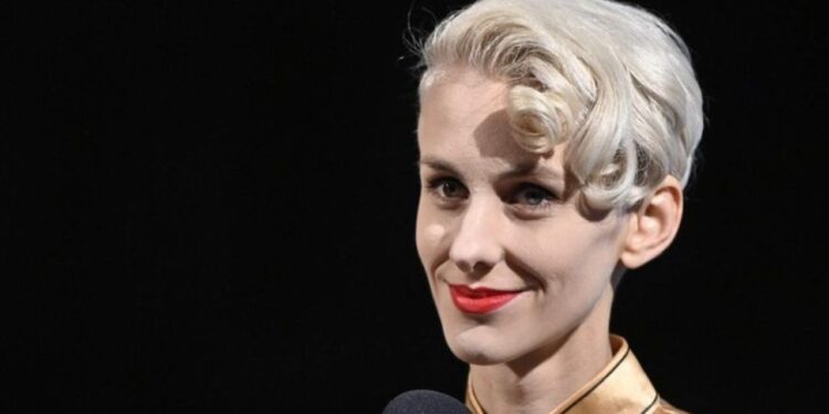 Lisa Eckhart Gewicht: Alles über ihre Körpergröße und Figur